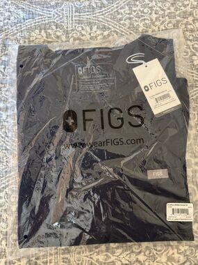 FIGS women’s Canela crewneck scrub top